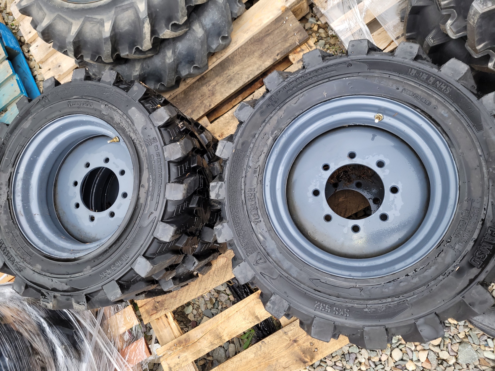 Unused Camso 10-16.5 8ply Skid steer tires